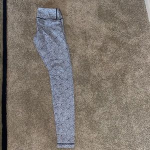 Lululemon Wunder Under leggings size 4